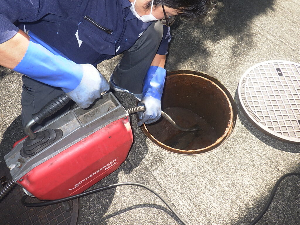個人宅の排水管詰まり除去作業