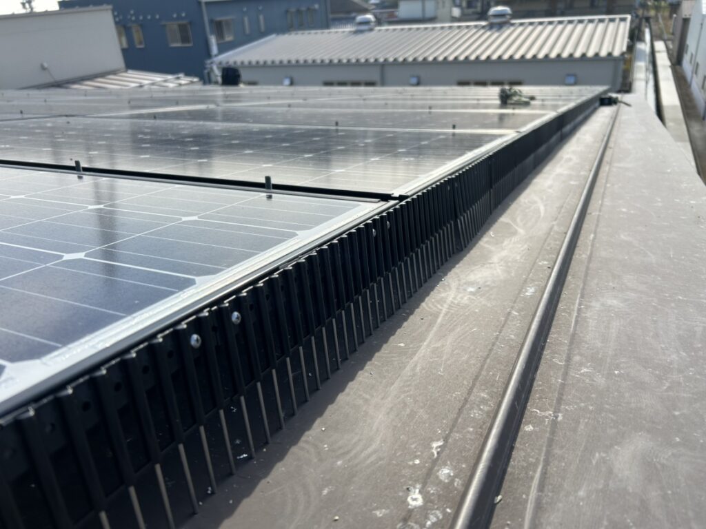 太陽光パネル ハト対策工事 (ソーラースパイク・ベランダネット)